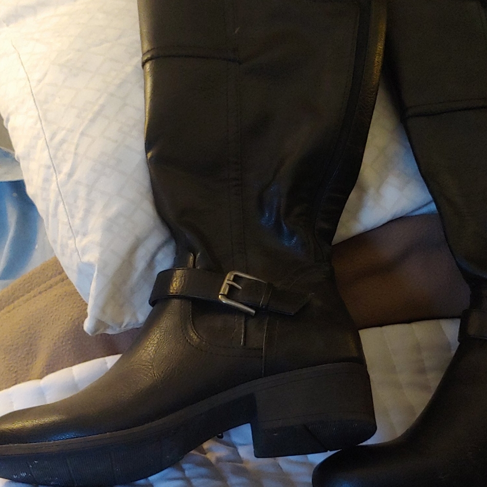 Boots - Picture 3 of 5